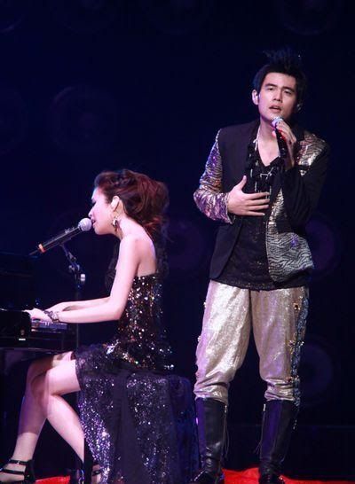 Lara of 南拳妈妈as well as Cindy Yen 袁咏琳were some of the official performing guest artist/singer of the concert performing with Jay Chou 周杰伦.