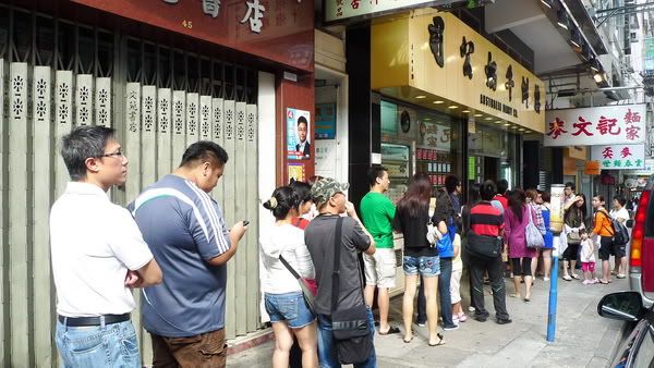 香港自由行 Hong Kong Trip 2011 – 澳洲牛奶公司 Australia Dairy Company Queue at 澳洲牛奶公司 Australia Dairy Company