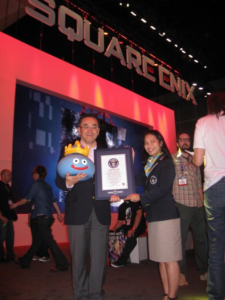 Guinness Book entregando o prêmio a Square Enix pela série RPG mais longa da história Guinness Book entregando o prêmio a Square Enix pela série RPG mais longa da história