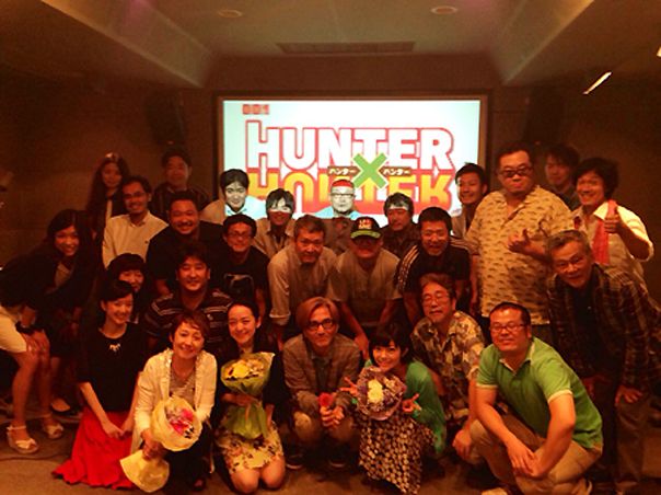 Foto da equipe de dublagem de Hunter x Hunter ao término das gravações do anime.) Foto da equipe de dublagem de Hunter x Hunter ao término das gravações do anime.)