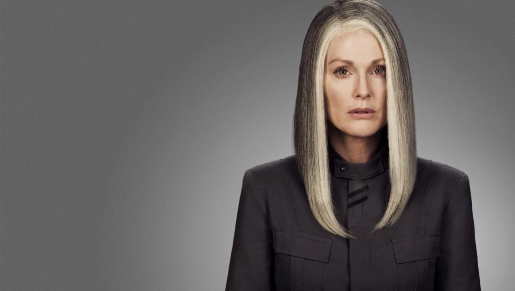 Julianne Moore no papel de Alma Coin. Julianne Moore no papel de Alma Coin.